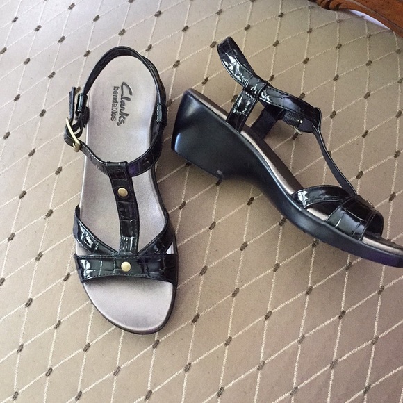 clarks black patent leather sandals
